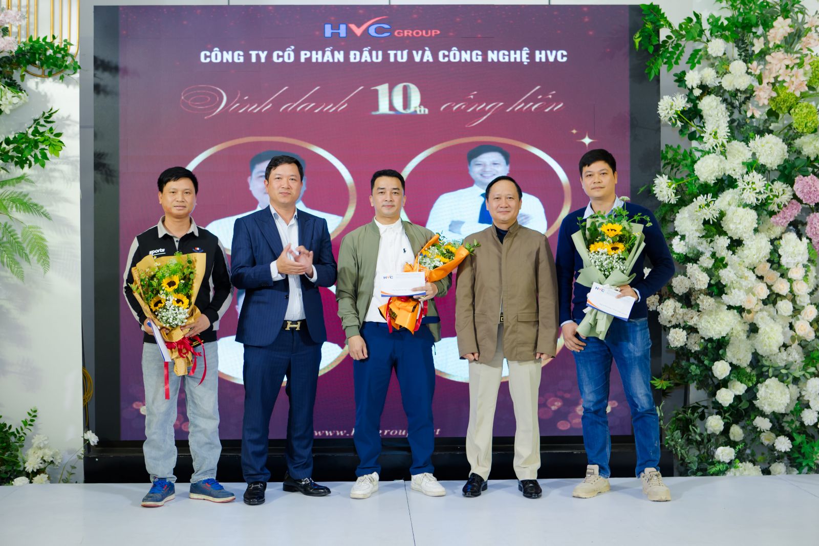 BLĐ công ty trao hoa và kỉ niệm chương