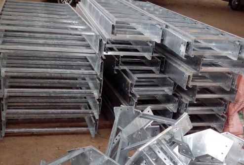 thang cáp mạ kẽm nhúng nóng